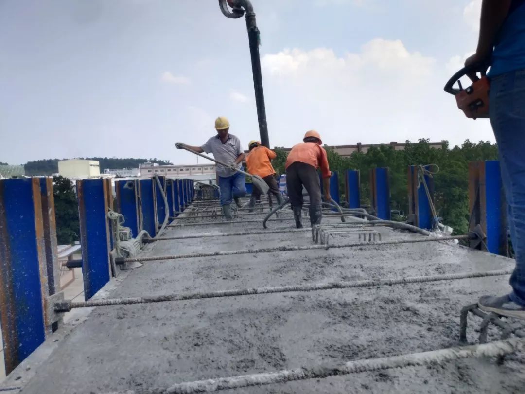 混凝土输送泵车浇筑现场 - 德清交通水利104国道德清段改建工程高架段