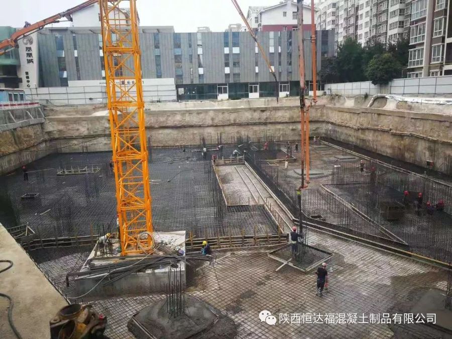 中联重科泵车浇筑现场 - 华宇凤凰城公寓酒店和南美商品贸易中心7700方筏板金洋2牌混凝土浇筑完成 中联重科泵车浇筑现场 - 华宇凤凰城公寓酒店和南美商品贸易中心7700方筏板金洋2牌混凝土浇筑完成