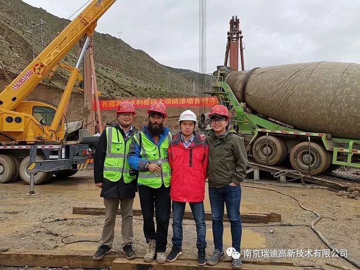 混凝土搅拌运输车浇筑现场 - 南京瑞迪高新:西藏湘河水利枢纽工程大坝防渗墙首槽混凝土浇筑完成 混凝土搅拌运输车浇筑现场 - 南京瑞迪高新:西藏湘河水利枢纽工程大坝防渗墙首槽混凝土浇筑完成