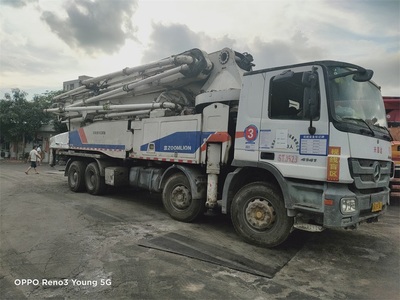 深圳2012年8月國三6節臂52米中聯重科混凝土泵車，奔馳底盤