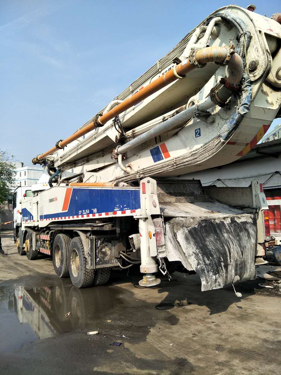 深圳2012年8月國三6節臂52米中聯重科混凝土泵車，奔馳底盤