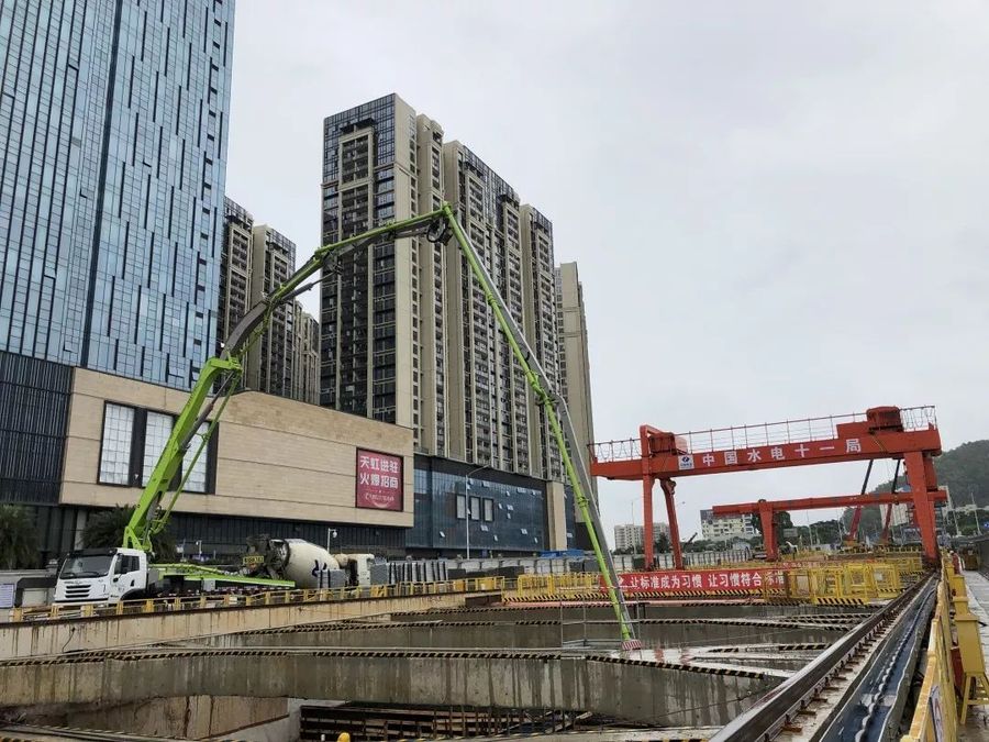 中联重科泵车、混凝土搅拌运输车浇筑现场 - 深圳地铁12号线土建五工区黄田站首段顶板混凝土浇筑完成 中联重科泵车、混凝土搅拌运输车浇筑现场 - 深圳地铁12号线土建五工区黄田站首段顶板混凝土浇筑完成