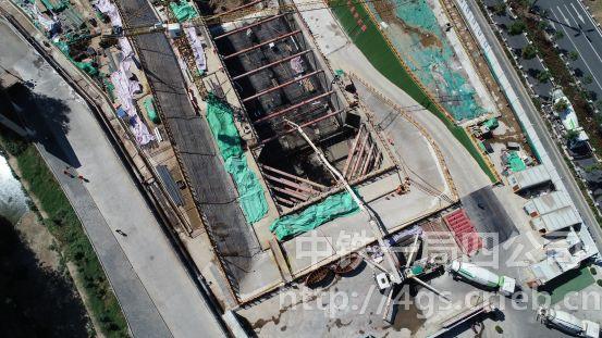 混凝土泵车、混凝土搅拌车浇筑现场 - 中铁一局四公司洛阳地铁2号线隋唐城站首块底板混凝土顺利浇筑完成 混凝土泵车、混凝土搅拌车浇筑现场 - 中铁一局四公司洛阳地铁2号线隋唐城站首块底板混凝土顺利浇筑完成