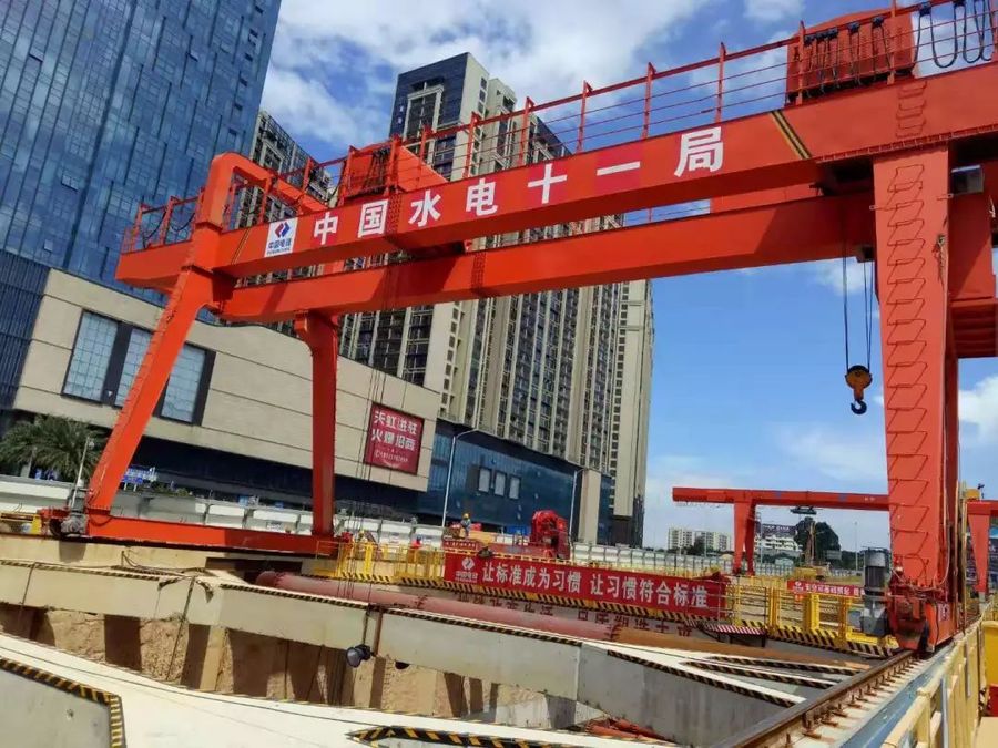 深圳地铁12号线土建五工区黄田站首段顶板混凝土浇筑完成 深圳地铁12号线土建五工区黄田站首段顶板混凝土浇筑完成