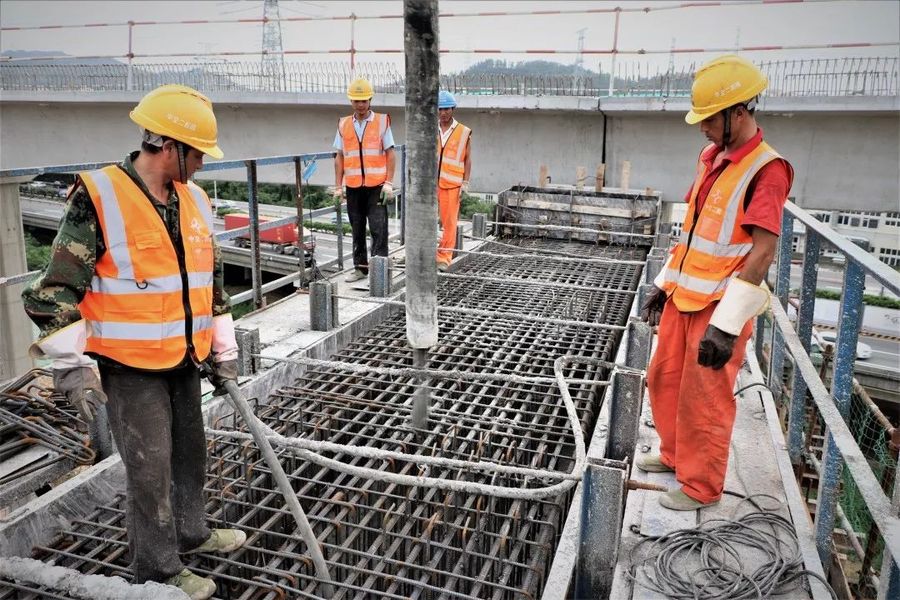混凝土输送泵车浇筑现场 - 中交广州建设:深圳外环项目南光高速跨线桥下部结构金洋2牌混凝土浇筑完成 混凝土输送泵车浇筑现场 - 中交广州建设:深圳外环项目南光高速跨线桥下部结构金洋2牌混凝土浇筑完成