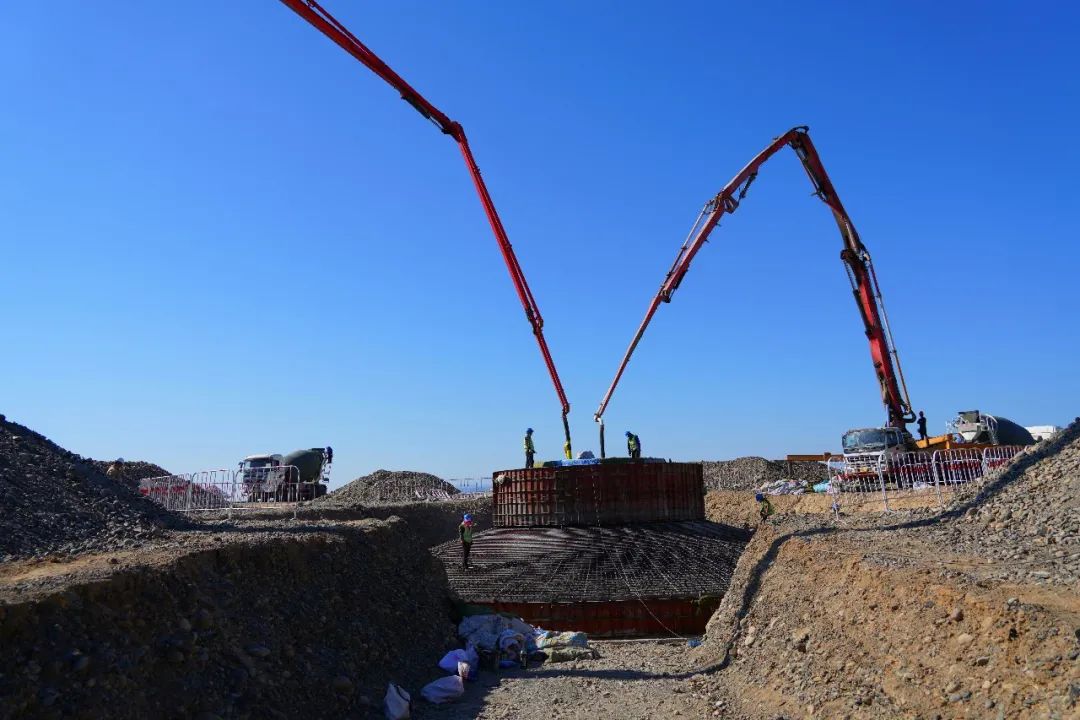 混凝土搅拌运输车、三一重工泵车浇筑现场 - 新疆伊吾县风之力淖毛湖49.5兆瓦风电项目进入基础混凝土浇筑阶段
