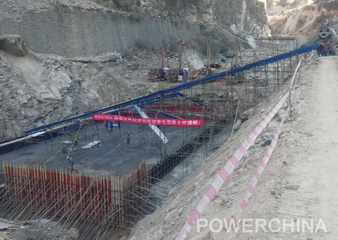 混凝土搅拌车浇筑砼现场 - 成都院联合体承建的固增水电站首部枢纽工程首仓混凝土开始浇筑 混凝土搅拌车浇筑砼现场 - 成都院联合体承建的固增水电站首部枢纽工程首仓混凝土开始浇筑