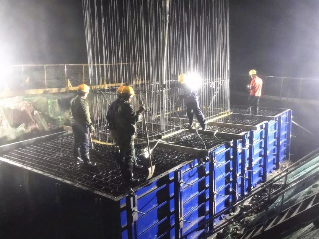 混凝土输送泵车浇筑现场 - 中铁四局昌景黄铁路安徽段首个承台混凝土顺利浇筑 混凝土输送泵车浇筑现场 - 中铁四局昌景黄铁路安徽段首个承台混凝土顺利浇筑