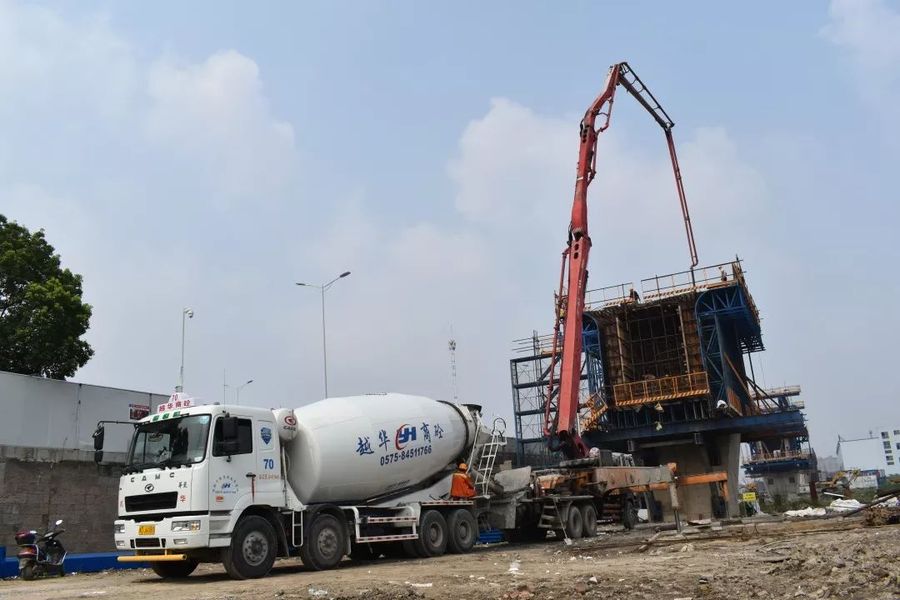三一重工泵车,混凝土搅拌运输车浇筑现场 - 中铁十六局杭绍城际7标60