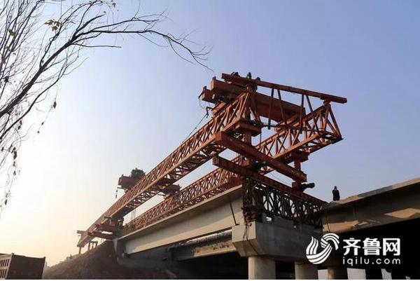 京沪高速公路莱芜至临沂段改扩建工程临沂段第一联现浇梁完成施工