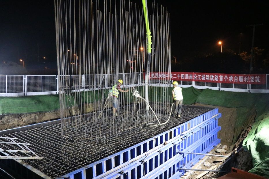 混凝土输送泵车浇筑现场 - 中铁二十四局南沿江城际铁路项目句容2号特大桥41#墩承台砼浇筑完成 混凝土输送泵车浇筑现场 - 中铁二十四局南沿江城际铁路项目句容2号特大桥41#墩承台砼浇筑完成