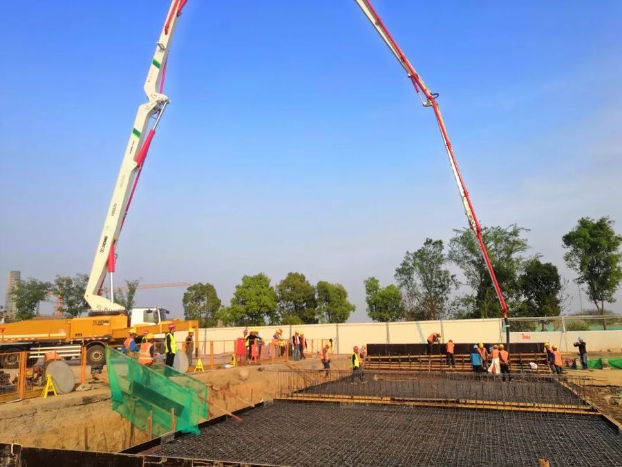 南京市江北新区横江大道项目二标段首个隧道底板混凝土浇筑完成