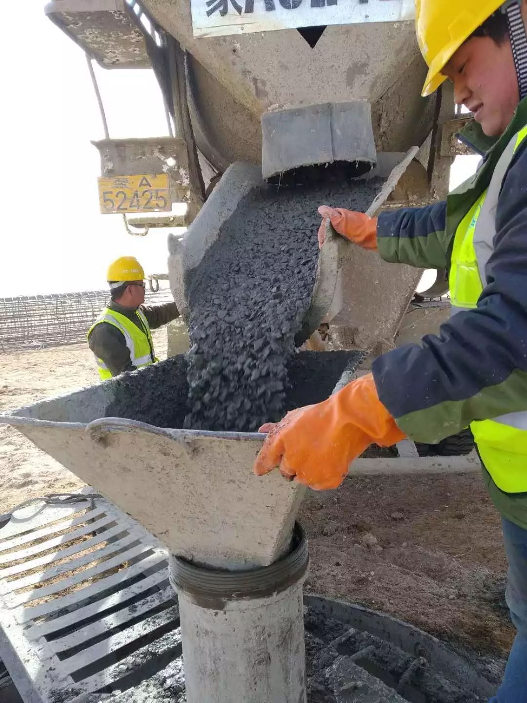 中交一公局六公司苏化一分部北互通匝道首根桩基混凝土浇筑完成