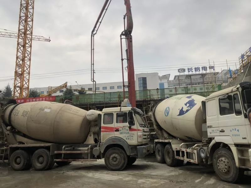 混凝土泵车、混凝土搅拌车浇筑现场 - 长岭B区项目104#楼的±0楼面混凝土浇筑 混凝土泵车、混凝土搅拌车浇筑现场 - 长岭B区项目104#楼的±0楼面混凝土浇筑