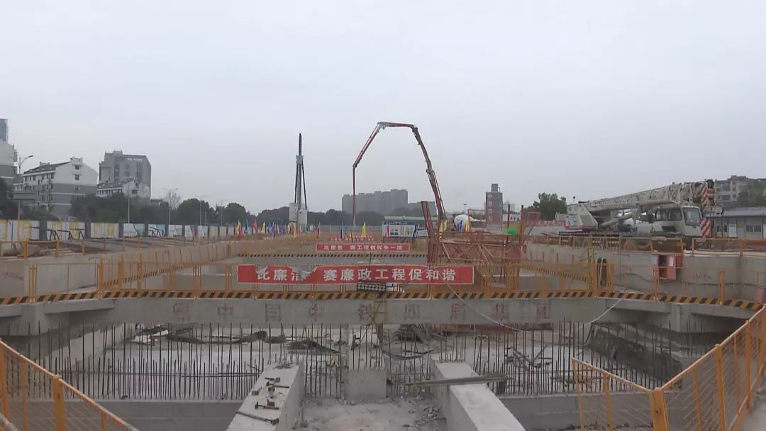 三一重工泵车、混凝土搅拌车浇筑砼现场 - 杭绍城际铁路线重要性工程柯华路站主体结构顺利封顶 三一重工泵车、混凝土搅拌车浇筑砼现场 - 杭绍城际铁路线重要性工程柯华路站主体结构顺利封顶