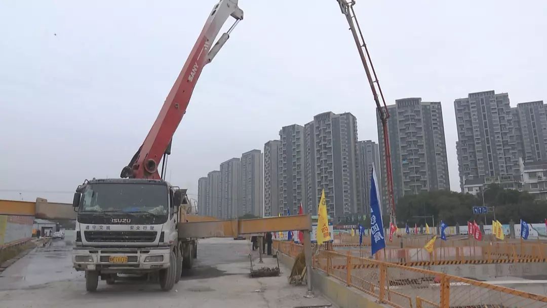三一重工泵车、混凝土搅拌车浇筑砼现场 - 杭绍城际铁路线重要性工程柯华路站主体结构顺利封顶 三一重工泵车、混凝土搅拌车浇筑砼现场 - 杭绍城际铁路线重要性工程柯华路站主体结构顺利封顶