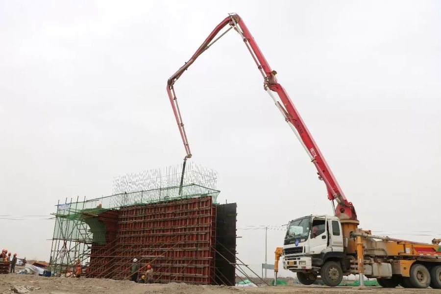 混凝土输送泵车浇筑现场 - 中铁北京工程局集团一公司