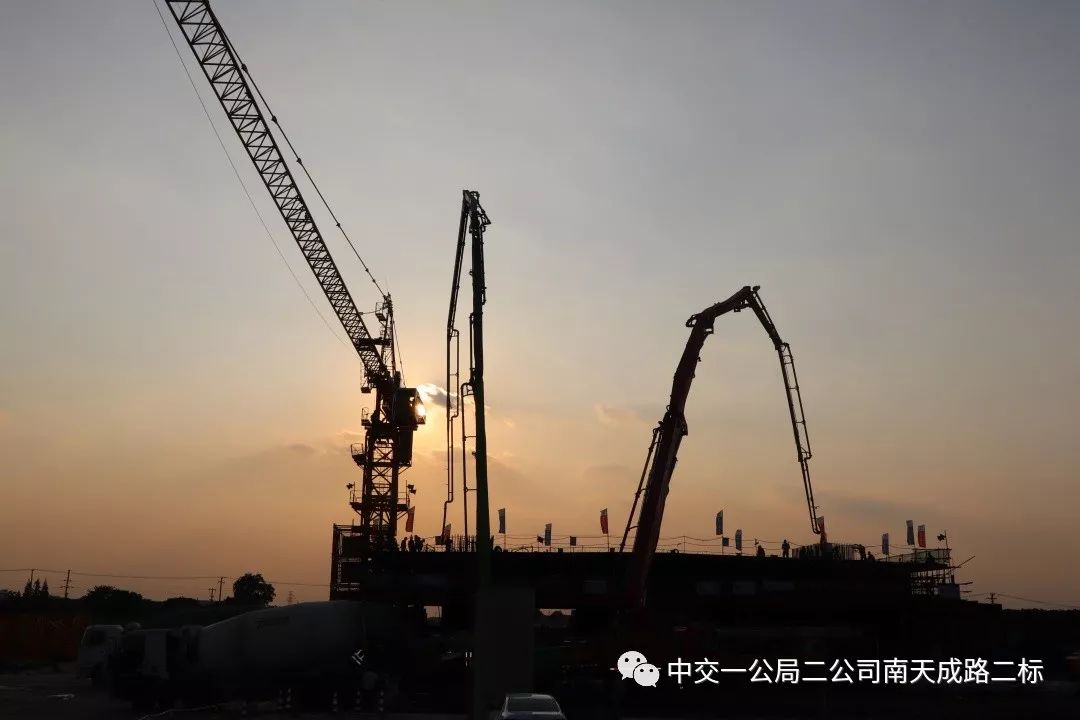 混凝土输送泵车浇筑现场 - 中交一公局苏州南天成路项目元和塘大桥主梁O#块混凝土浇筑完成 混凝土输送泵车浇筑现场 - 中交一公局苏州南天成路项目元和塘大桥主梁O#块混凝土浇筑完成
