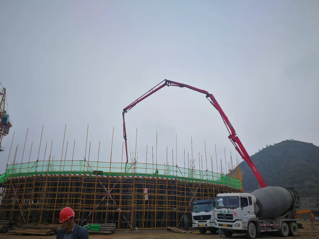 三一重工泵车、混凝土搅拌运输车浇筑现场 - 天芪生物科技公司质检研发楼一层混凝土浇筑完成 三一重工泵车、混凝土搅拌运输车浇筑现场 - 天芪生物科技公司质检研发楼一层混凝土浇筑完成
