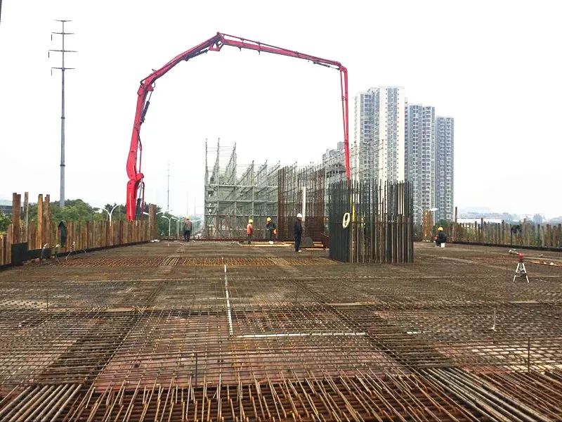 混凝土泵车浇筑现场 - 重庆轨道交通5号线跳蹬至江津段双福东站站厅层1-4/A-C轴砼浇筑完成 混凝土泵车浇筑现场 - 重庆轨道交通5号线跳蹬至江津段双福东站站厅层1-4/A-C轴砼浇筑完成
