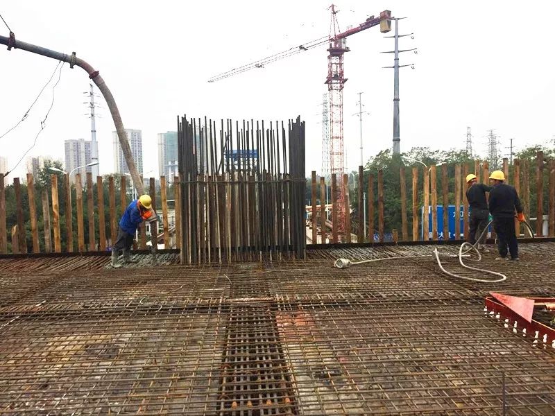 混凝土泵车浇筑现场 - 重庆轨道交通5号线跳蹬至江津段双福东站站厅层1-4/A-C轴砼浇筑完成 混凝土泵车浇筑现场 - 重庆轨道交通5号线跳蹬至江津段双福东站站厅层1-4/A-C轴砼浇筑完成