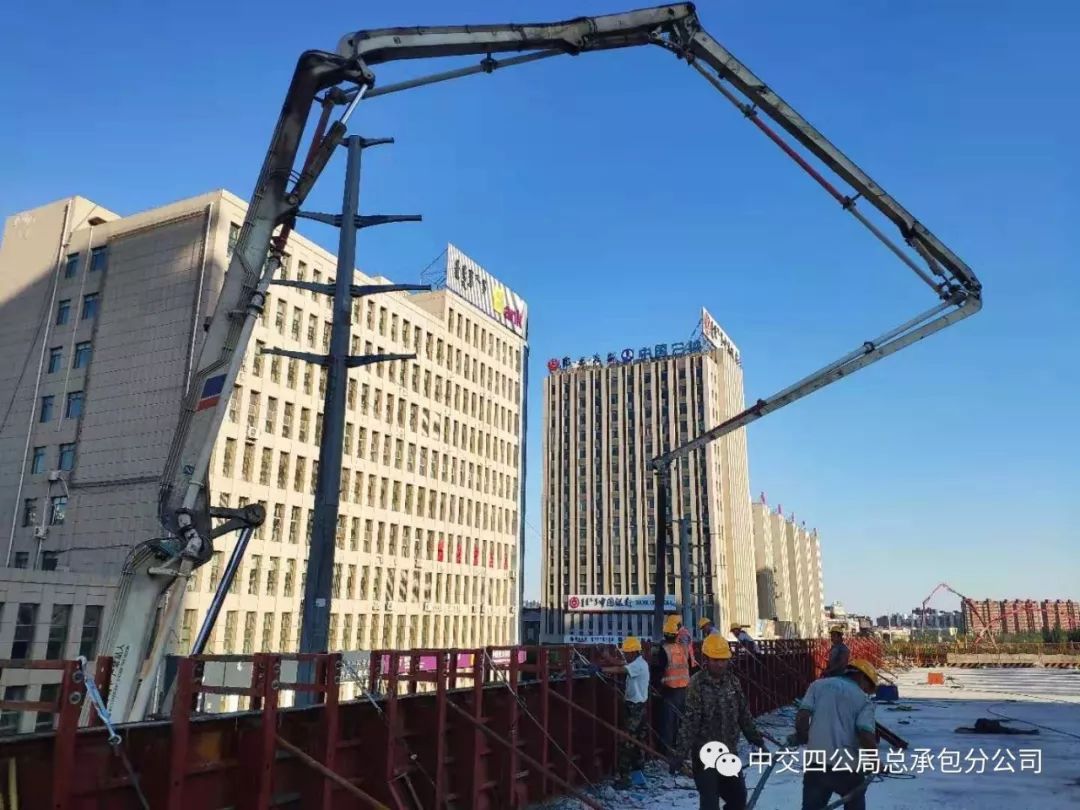 中联重科泵车浇筑现场 - 中交四公局总承包分公司金盛路三分部全线首段防撞护栏砼浇筑完成 中联重科泵车浇筑现场 - 中交四公局总承包分公司金盛路三分部全线首段防撞护栏砼浇筑完成