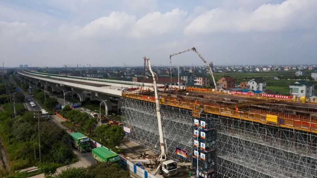 混凝土输送泵车、混凝土搅拌运输车浇筑现场 - 杭甬复线宁波一期S5标现浇箱梁底腹板首件混凝土浇筑完成 混凝土输送泵车、混凝土搅拌运输车浇筑现场 - 杭甬复线宁波一期S5标现浇箱梁底腹板首件混凝土浇筑完成