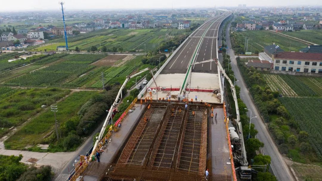 混凝土输送泵车、混凝土搅拌运输车浇筑现场 - 杭甬复线宁波一期S5标现浇箱梁底腹板首件混凝土浇筑完成 混凝土输送泵车、混凝土搅拌运输车浇筑现场 - 杭甬复线宁波一期S5标现浇箱梁底腹板首件混凝土浇筑完成