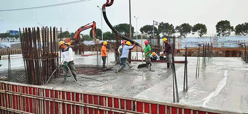 混凝土输送泵车浇筑现场 - 中铁十六局三公司:杭绍城际7标湖安路站电缆夹层顶板混凝土浇筑完毕 混凝土输送泵车浇筑现场 - 中铁十六局三公司:杭绍城际7标湖安路站电缆夹层顶板混凝土浇筑完毕