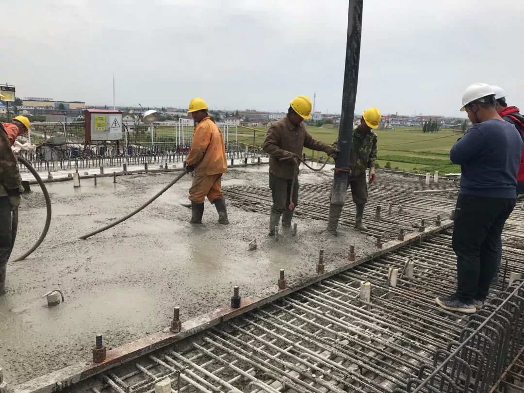 三一重工泵车浇筑现场 - 中铁北京工程局盐通四标二分部跨353省道连续梁0号块全部浇筑完毕 三一重工泵车浇筑现场 - 中铁北京工程局盐通四标二分部跨353省道连续梁0号块全部浇筑完毕