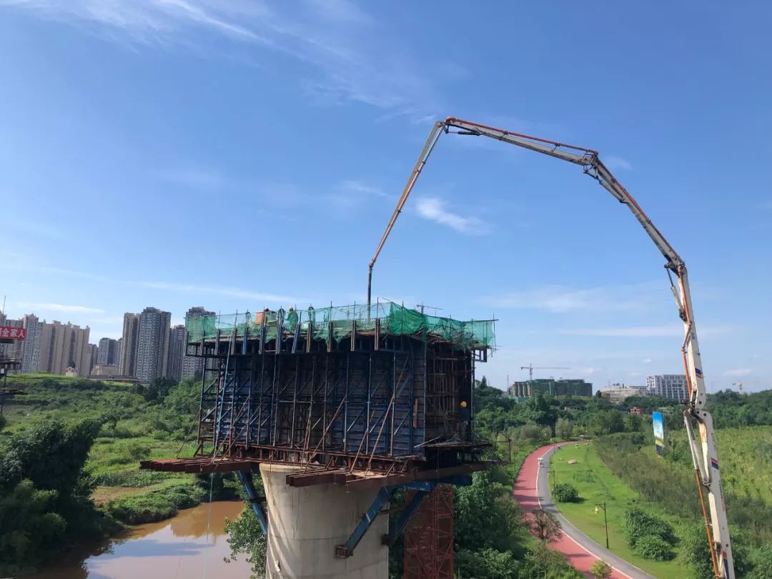 中联重科泵车浇筑现场 - 川南一分部小青龙河左联络线特大桥连续梁0#块混凝土浇筑完成 中联重科泵车浇筑现场 - 川南一分部小青龙河左联络线特大桥连续梁0#块混凝土浇筑完成