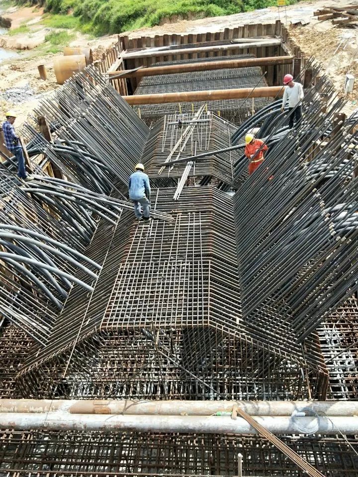 清远项目大燕河特大桥首个V型墩开始浇筑混凝土 清远项目大燕河特大桥首个V型墩开始浇筑混凝土