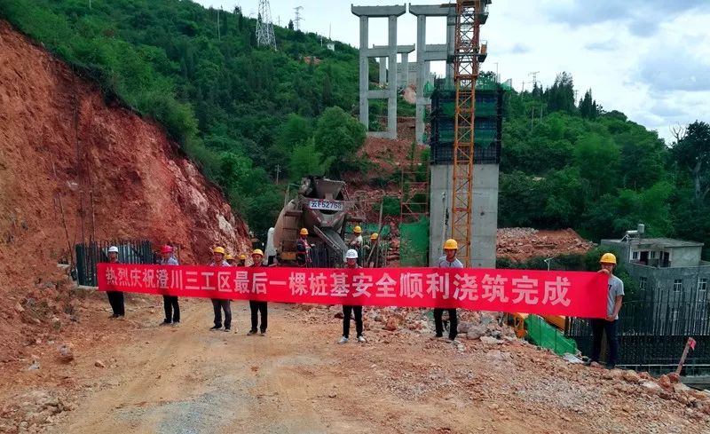 混凝土搅拌运输车浇筑现场 - 云南交投:公路建设公司澄川高速土建三工区完成所有桩基施工 混凝土搅拌运输车浇筑现场 - 云南交投:公路建设公司澄川高速土建三工区完成所有桩基施工