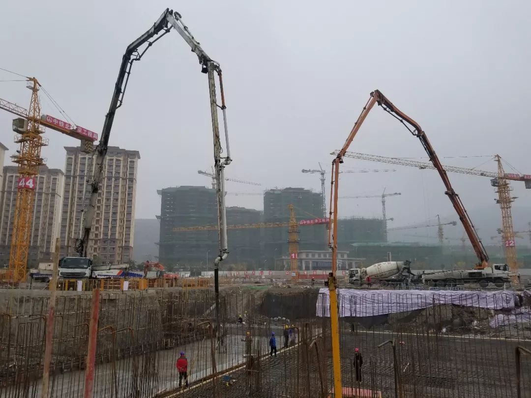 混凝土泵车、混凝土搅拌车浇筑现场 - 巢湖市居巢中科智城项目2#孵化器地下室底板混凝土浇筑顺利完成 混凝土泵车、混凝土搅拌车浇筑现场 - 巢湖市居巢中科智城项目2#孵化器地下室底板混凝土浇筑顺利完成