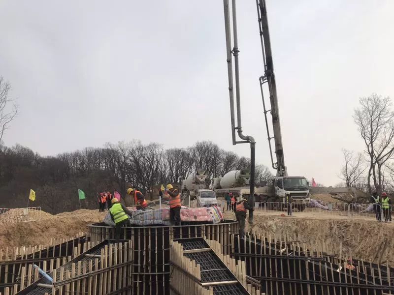 混凝土泵车、混凝土搅拌车浇筑现场 - 河南新能源甘山风电项目首台风机基础混凝土浇筑顺利完成 混凝土泵车、混凝土搅拌车浇筑现场 - 河南新能源甘山风电项目首台风机基础混凝土浇筑顺利完成