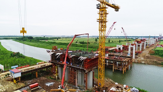 三一重工混凝土泵车浇筑现场 - 赤壁长江公路大桥南岸跨堤桥42号墩左幅0号块连续箱梁混凝土浇筑完成 三一重工混凝土泵车浇筑现场 - 赤壁长江公路大桥南岸跨堤桥42号墩左幅0号块连续箱梁混凝土浇筑完成