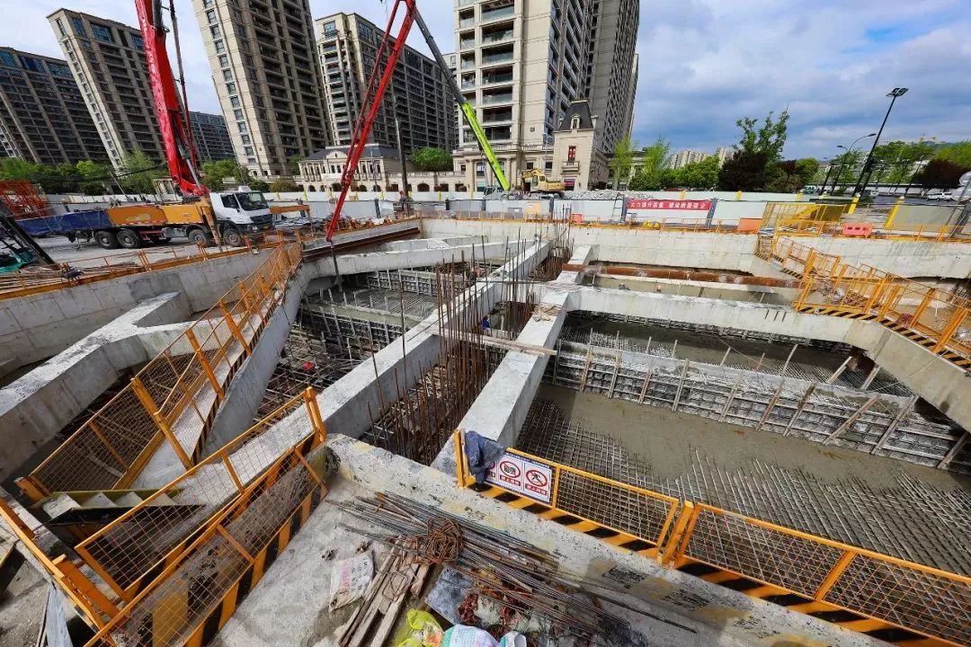 三一重工混凝土泵车浇筑现场 - 浙江省杭州至富阳城际铁路富春站车站主体顺利封顶 三一重工混凝土泵车浇筑现场 - 浙江省杭州至富阳城际铁路富春站车站主体顺利封顶
