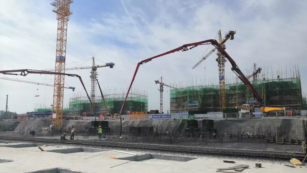 三一重工泵车浇筑现场 - 河南省开封市兰考县书香名邸EPC项目19#楼筏板基础混凝土浇筑完成 三一重工泵车浇筑现场 - 河南省开封市兰考县书香名邸EPC项目19#楼筏板基础混凝土浇筑完成