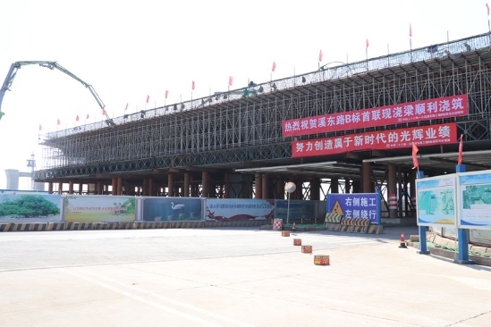 中铁二十三局一公司厦门溪东路b标大嶝高架桥首联现浇梁混凝土浇筑