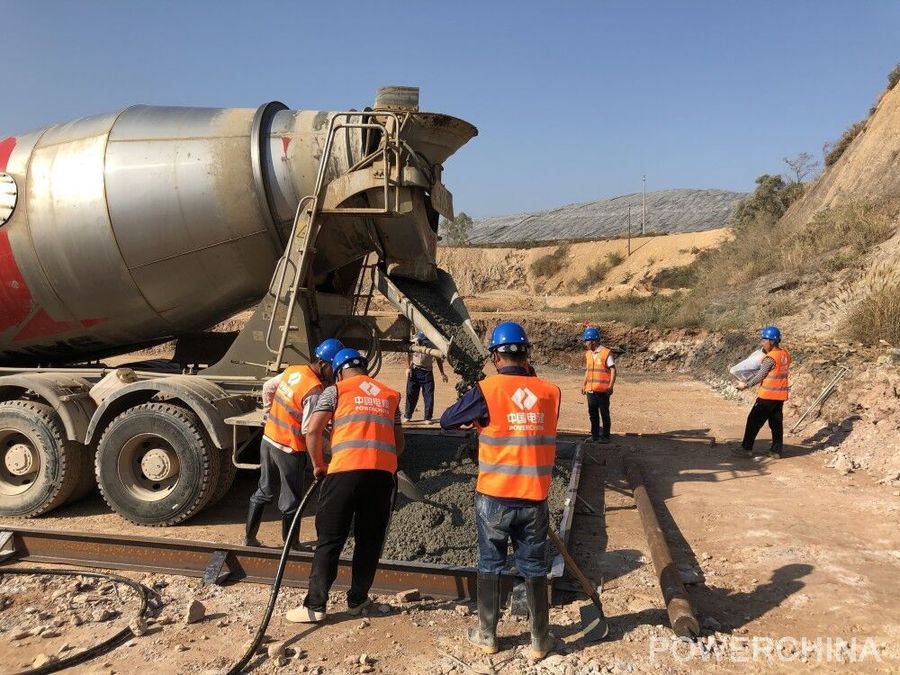 混凝土搅拌运输车浇筑现场 - 中国水电七局公司:深圳轨道交通配套产业