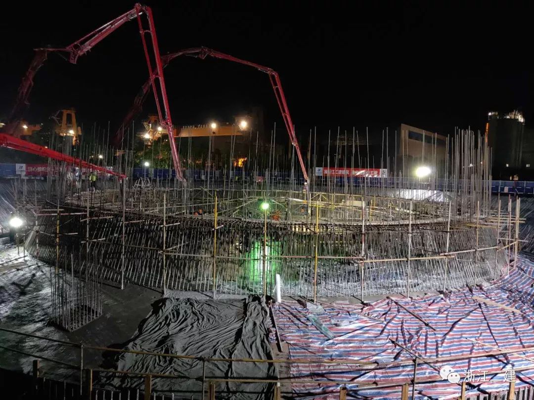 混凝土输送泵车浇筑现场 - 华能瑞金电厂二期扩建工程烟囱基础底板大体积混凝土浇筑完成 混凝土输送泵车浇筑现场 - 华能瑞金电厂二期扩建工程烟囱基础底板大体积混凝土浇筑完成