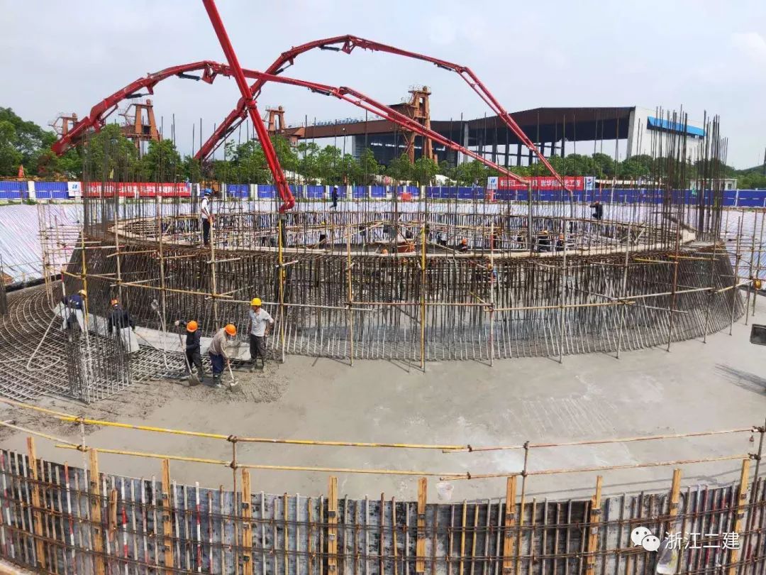 混凝土输送泵车浇筑现场 - 华能瑞金电厂二期扩建工程烟囱基础底板大体积混凝土浇筑完成 混凝土输送泵车浇筑现场 - 华能瑞金电厂二期扩建工程烟囱基础底板大体积混凝土浇筑完成