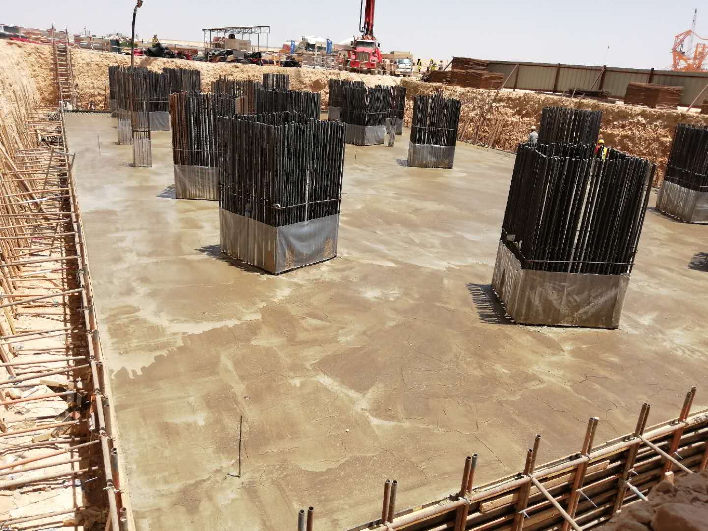 混凝土输送泵车浇筑现场 - 西北电建四公司:第一分公司约旦项目渣仓基础大体积混凝土浇筑完成 混凝土输送泵车浇筑现场 - 西北电建四公司:第一分公司约旦项目渣仓基础大体积混凝土浇筑完成