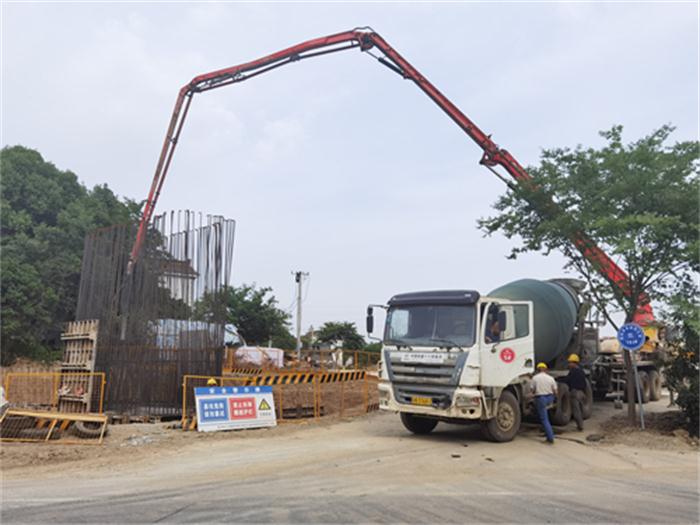 混凝土输送泵车,混凝土搅拌运输车浇筑现场 - 南沿江城际铁路3标二