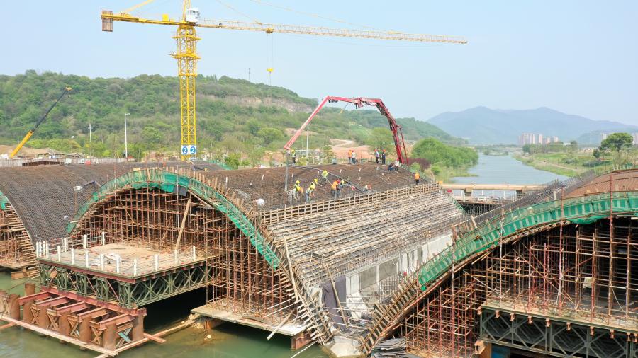 水电五局新昌工业园区临江北路桥主拱圈混凝土浇筑完毕