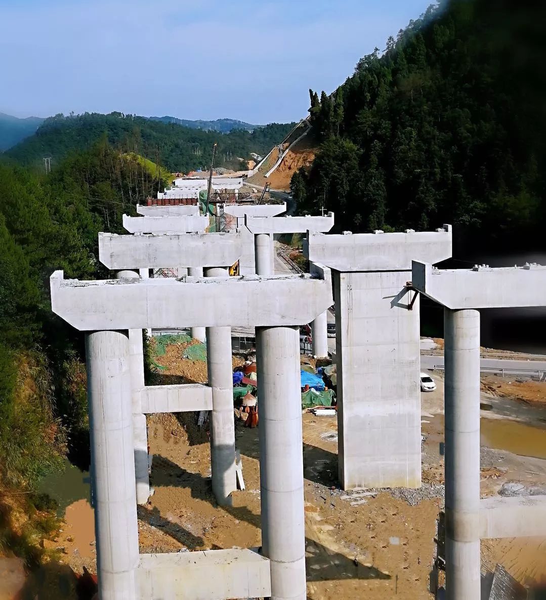 中铁大桥局二公司千黄项目环左线分离立交桥盖梁全部混凝土浇筑完成