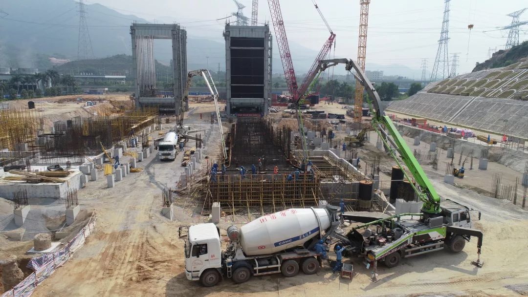 混凝土输送泵车,混凝土搅拌运输车浇筑现场 