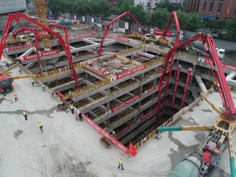三一重工泵车、混凝土搅拌运输车浇筑现场 - 三一集团有限公司:三一“泵王”助力浦西第一高楼建设 三一重工泵车、混凝土搅拌运输车浇筑现场 - 三一集团有限公司:三一“泵王”助力浦西第一高楼建设