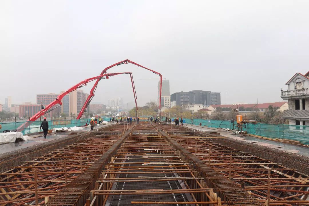 三一重工泵车浇筑现场 - 湖州市内环(北线)快速化改造工程一标段首件现浇箱梁混凝土浇筑完成 三一重工泵车浇筑现场 - 湖州市内环(北线)快速化改造工程一标段首件现浇箱梁混凝土浇筑完成