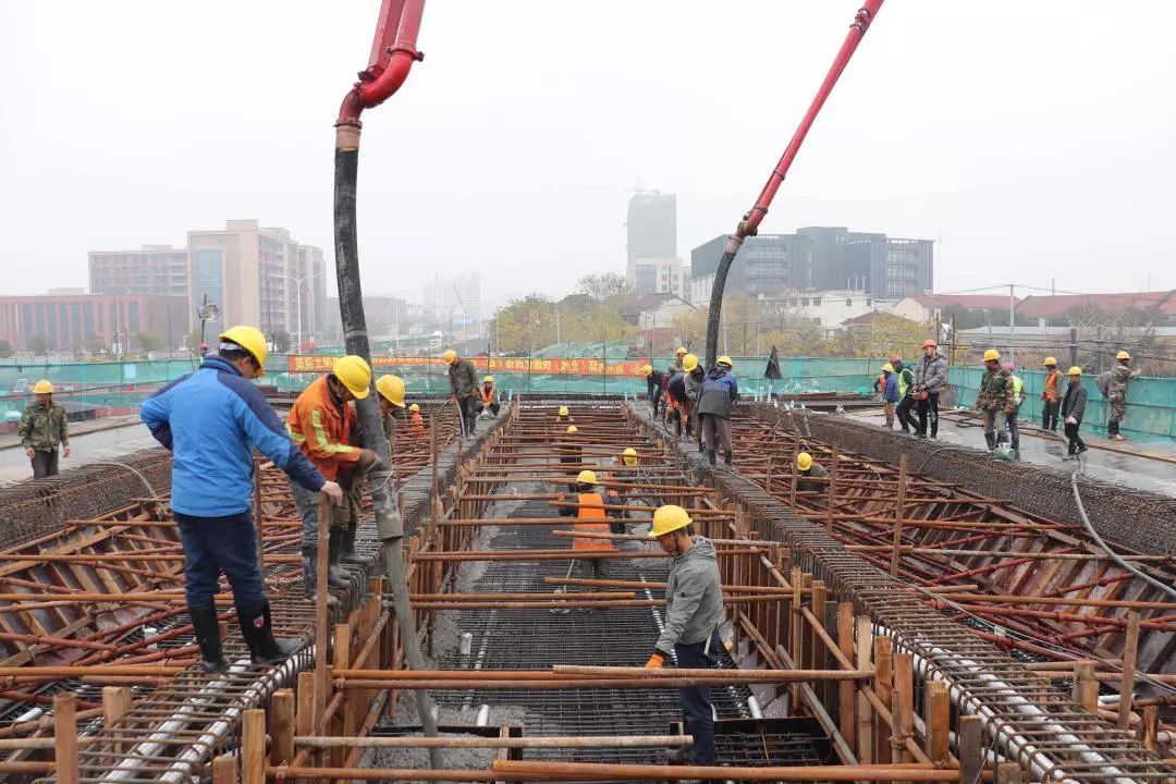 三一重工泵车浇筑现场 - 湖州市内环(北线)快速化改造工程一标段首件现浇箱梁混凝土浇筑完成 三一重工泵车浇筑现场 - 湖州市内环(北线)快速化改造工程一标段首件现浇箱梁混凝土浇筑完成